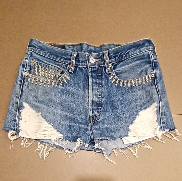 Distressed Studded Levi’s High Rise Shortie Shorts Size 31 - Picture 2 of 5